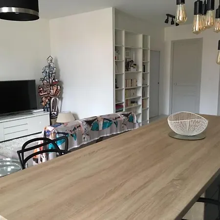 T3 Centre Bright, Balcony, Near Train Station Apartment