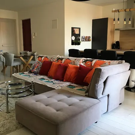T3 Centre Bright, Balcony, Near Train Station Apartment *
