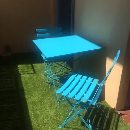 T3 Centre Bright, Balcony, Near Train Station Apartment *